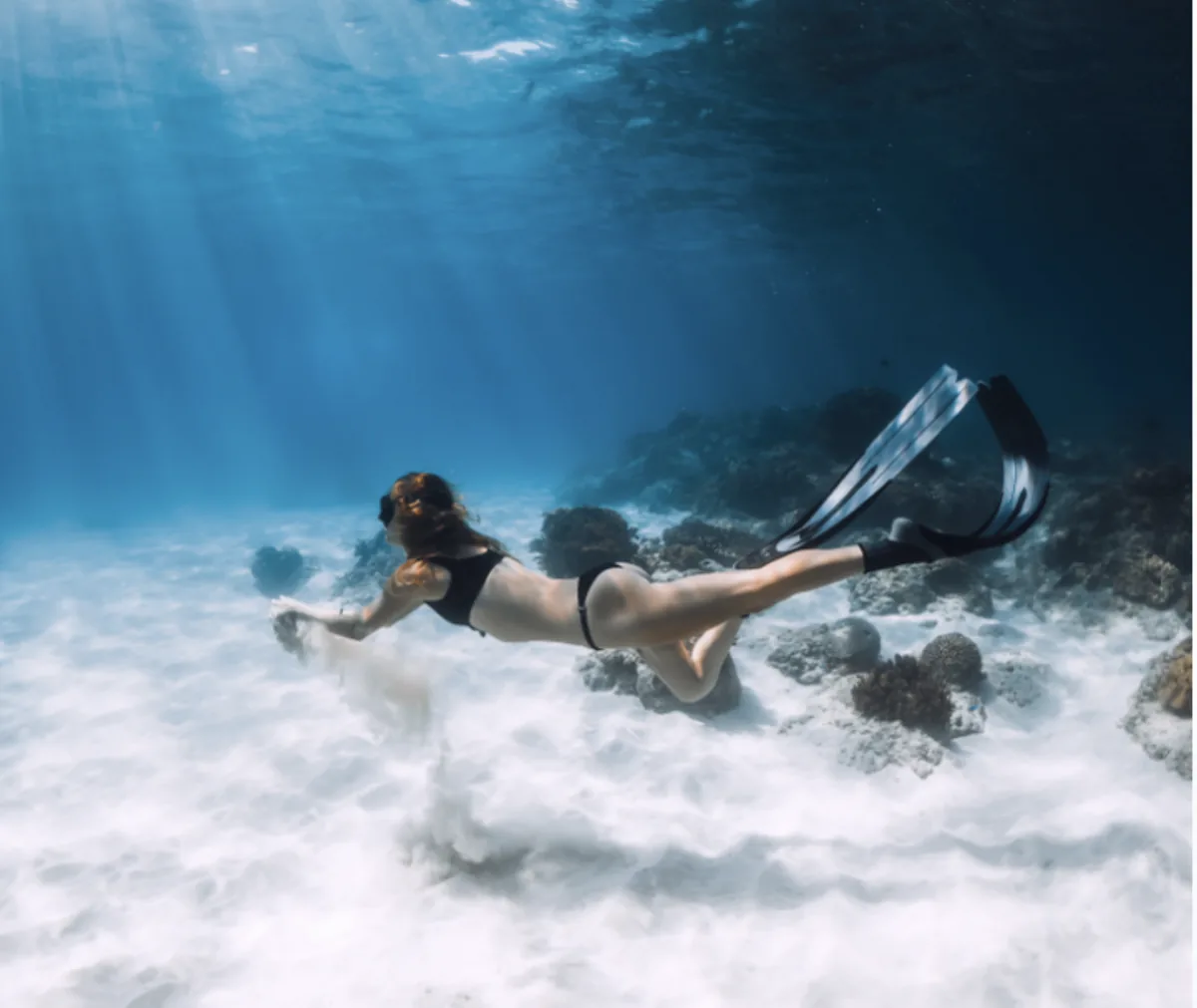 Freediver menyelami keindahan bawah laut Pulau Pramuka